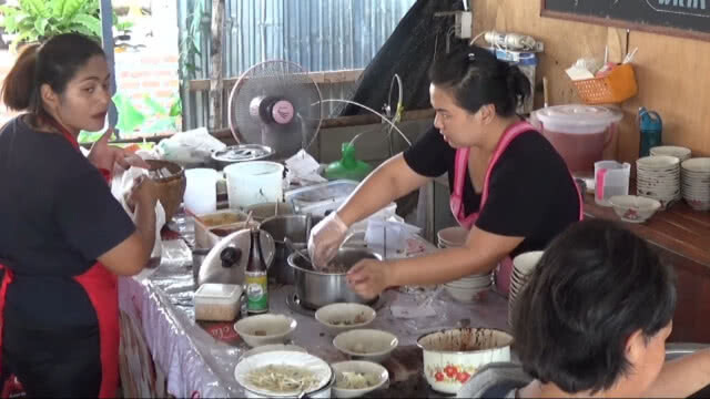 ชวนชิมเตี๋ยวเรือราคาถูก 12 บาท รสชาติเผ็ดจัดจ้าน