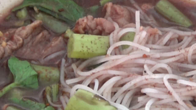 ชวนชิมเตี๋ยวเรือราคาถูก 12 บาท รสชาติเผ็ดจัดจ้าน