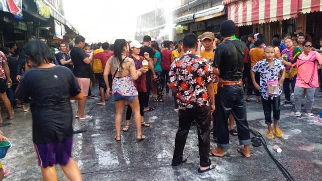 สุดยอด "วันไหลอู่ทอง" เมืองขุนแผน สนุกปลอดแอลกอฮอล์