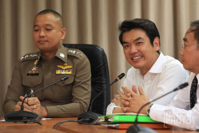 "ปิยบุตร" ยิ้มร่า ชู 3 นิ้ว ก่อนเข้ารายงานตัว ปอท.