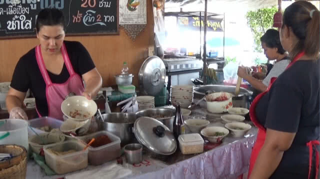 ชวนชิมเตี๋ยวเรือราคาถูก 12 บาท รสชาติเผ็ดจัดจ้าน