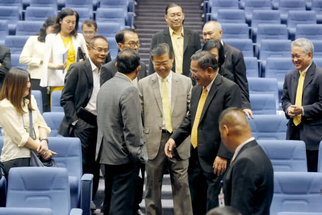 "พรเพชร" นำ 5 พรรคการเมือง ชมรัฐสภาชั่วคราว โหวตนายกฯ ระบุ เช่าเดือนละ 11 ล้าน