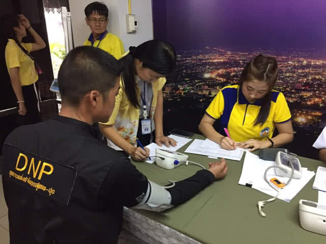 สั่งแพทย์ดูแลใกล้ชิด เจ้าหน้าที่ดับไฟป่า ติดตามสุขภาพ-ความดัน