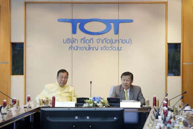 "พรเพชร" นำ 5 พรรคการเมือง ชมรัฐสภาชั่วคราว โหวตนายกฯ ระบุ เช่าเดือนละ 11 ล้าน