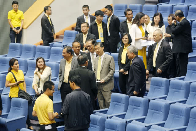 "พรเพชร" นำ 5 พรรคการเมือง ชมรัฐสภาชั่วคราว โหวตนายกฯ ระบุ เช่าเดือนละ 11 ล้าน