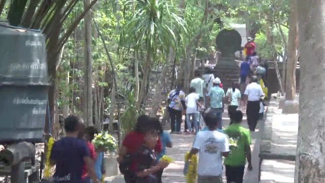 สรงน้ำพระนอนตะแคงซ้ายอายุกว่า 2,500 ปี