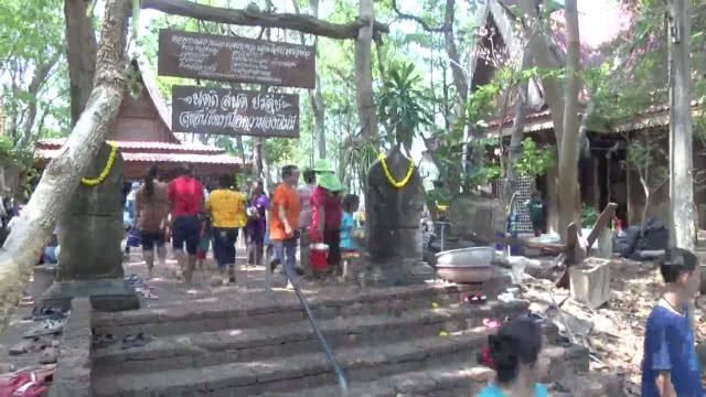 สรงน้ำพระนอนตะแคงซ้ายอายุกว่า 2,500 ปี