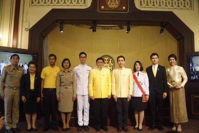 "วิษณุ" เผยจำหน่าย "เข็มที่ระลึกบรมราชาภิเษก" ที่ "บิ๊กซี" 10 สาขาทั่วประเทศ