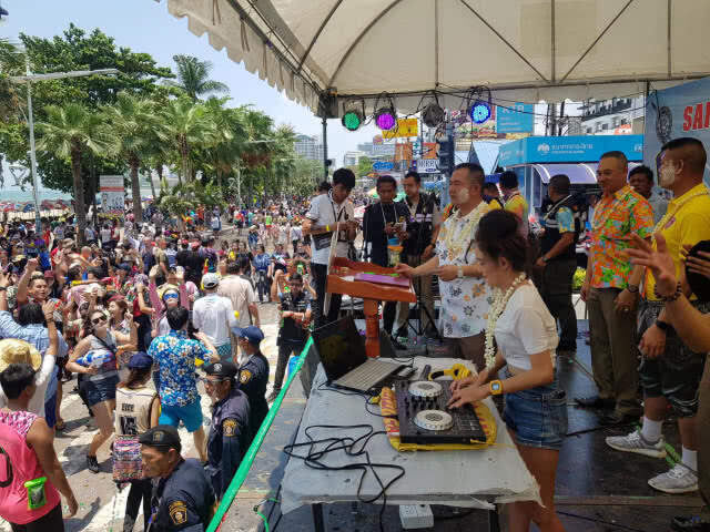 "บิ๊กกบ" โชว์เป็นดีเจ เปิดเพลง EDM กลางงานวันไหลเมืองพัทยา