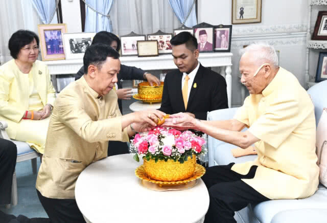 ประธาน ป.ป.ช. นำกรรมการ ป.ป.ช. รับพรจาก"พล.อ.เปรม"