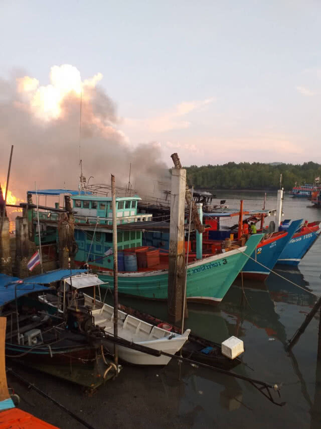 เพลิงไหม้วอด! 8 เรือทัวร์เบ็ดปากบาราสตูล