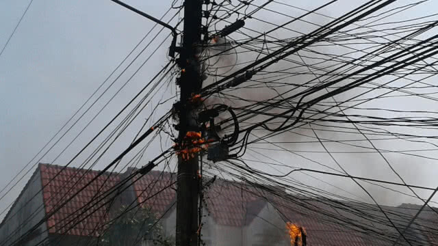 อากาศร้อน! ใช้ไฟเกิน ไหม้สายเคเบิลเป็นวงกว้าง