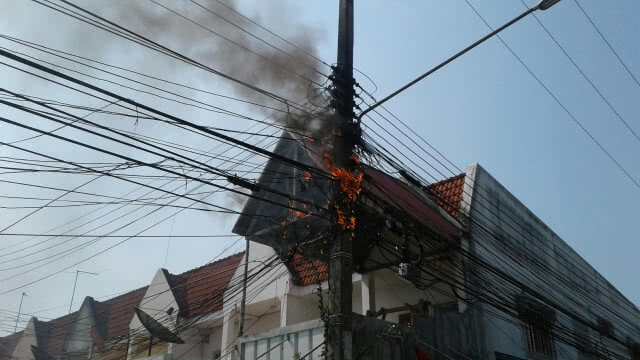 อากาศร้อน! ใช้ไฟเกิน ไหม้สายเคเบิลเป็นวงกว้าง