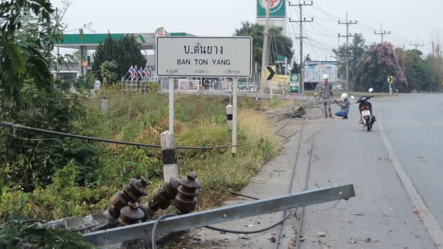 พายุฤดูร้อนถล่มเชียงรายเสาไฟฟ้าล้ม 16 ต้น