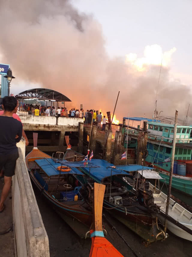 เพลิงไหม้วอด! 8 เรือทัวร์เบ็ดปากบาราสตูล