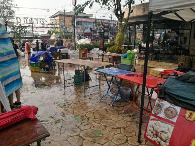 พายุฝนพัดถล่มกาดมั้ว ถนนคนเดินกาดฝรั่ง พังเละ