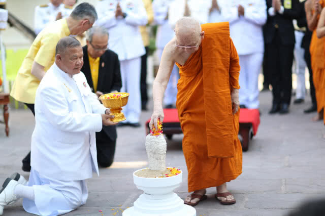 สมเด็จพระสังฆราช ทรงเททองหล่อพระพุทธรูปทองคำประจำวันพระราชสมภพ ถวายแด่สมเด็จพระเจ้าอยู่หัว