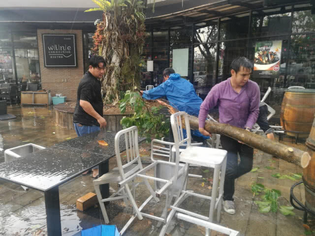 พายุฝนพัดถล่มกาดมั้ว ถนนคนเดินกาดฝรั่ง พังเละ