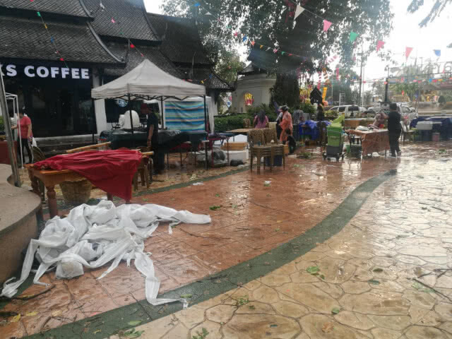 พายุฝนพัดถล่มกาดมั้ว ถนนคนเดินกาดฝรั่ง พังเละ