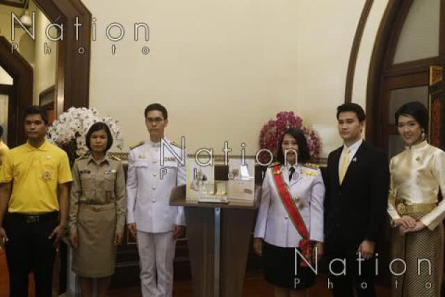 สำนักงานปลัดสำนักนายกฯ เผยผู้สั่งจองเข็มที่ระลึกพระราชพิธีฯ เริ่มรับได้ 25 เม.ย.
