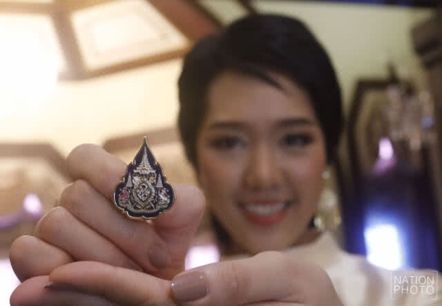 สปน.เผยผู้สั่งจองเข็มที่ระลึกพระราชพิธีฯ เริ่มรับได้ 25 เม.ย.