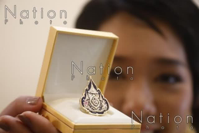 สำนักงานปลัดสำนักนายกฯ เผยผู้สั่งจองเข็มที่ระลึกพระราชพิธีฯ เริ่มรับได้ 25 เม.ย.