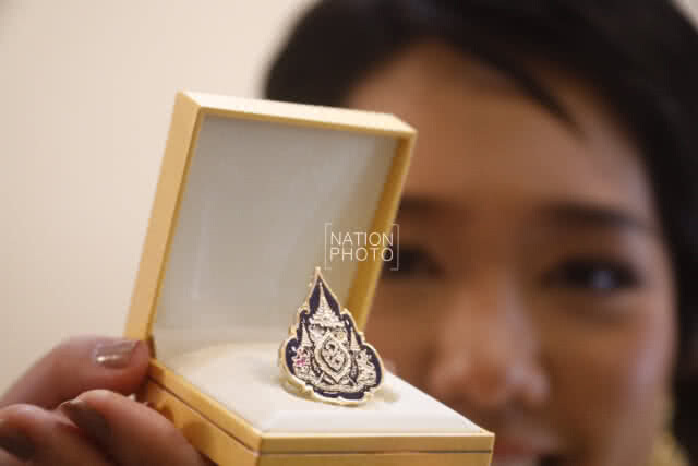 สปน.เผยผู้สั่งจองเข็มที่ระลึกพระราชพิธีฯ เริ่มรับได้ 25 เม.ย.