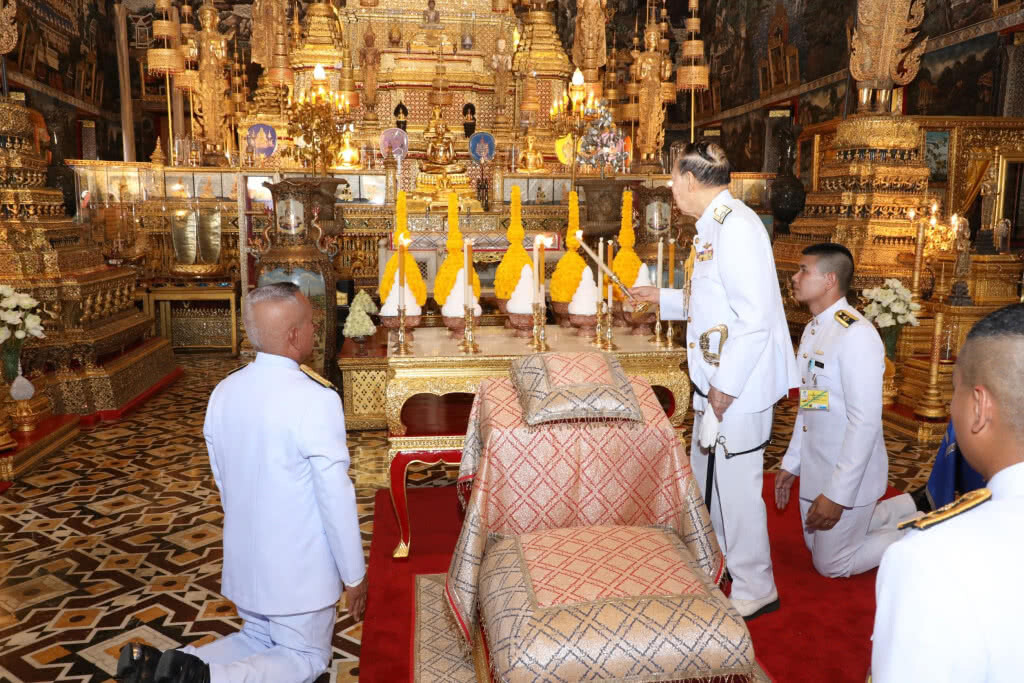 ผู้แทนพระองค์ เสด็จไปในการเจริญพระพุทธมนต์ก่อนพระราชพิธีจารึกพระสุพรรณบัฏ