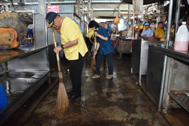 เทศบาลอุตรดิตถ์ ล้างตลาดคุมเข้มโรคหน้าร้อน
