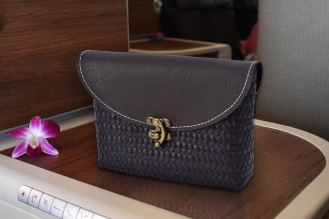 การบินไทยนำกระเป๋าต้นกระจูด ผลิตภัณฑ์โอทอปมอบให้ผู้โดยสาร ในวันคล้ายวันสถาปนาบริษัทฯ