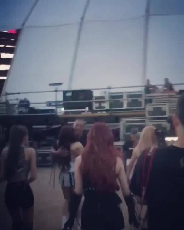 ช็อตเด็ด "วิล สมิธ" สวมกอด 4 สาว "BLACKPINK"