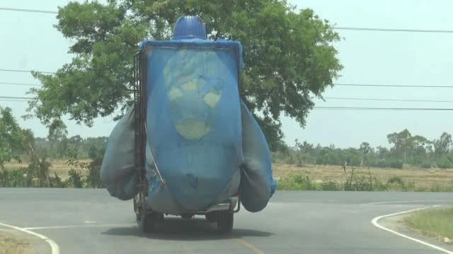 ป่วนทั้งถนน รถกระบะบรรทุกแกลบน้ำหนักเกินขนาดกีดขวางจราจร