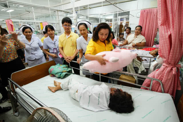 ลูกสาววัย 7 ขวบเหยื่อพ่อเลี้ยงปาดคอแม่ ปลอดภัยแล้ว