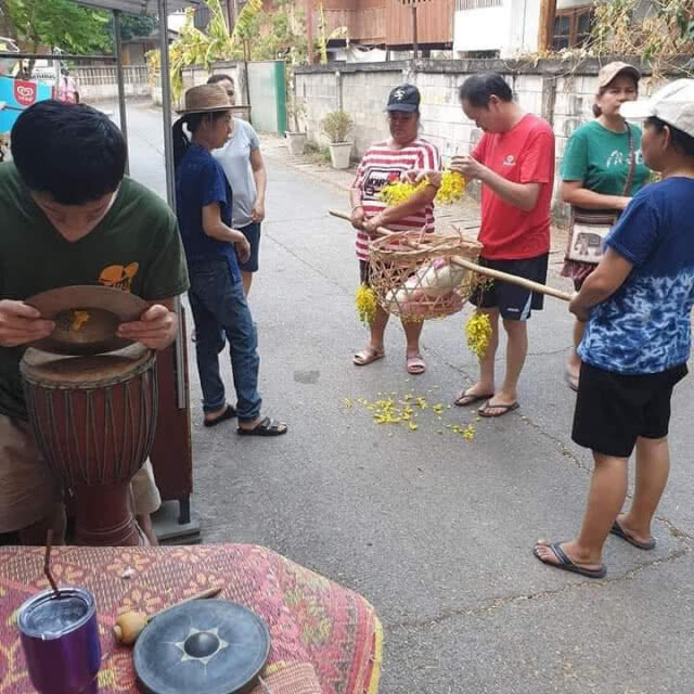 สุดจะทนอากาศร้อนจัด แห่ "แมวสาว" ขอฝน รอบเมืองลอง
