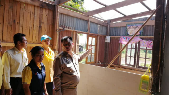 พายุหอบหลังคาโกดังร่วงทับบ้านเสียหาย!!