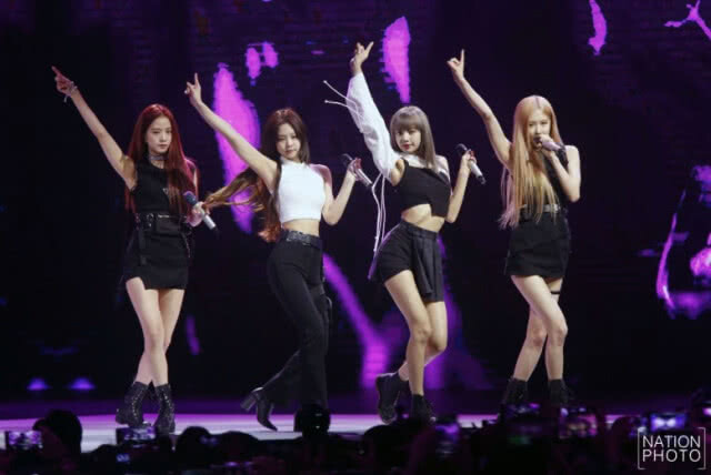 ช็อตเด็ด "วิล สมิธ" สวมกอด 4 สาว "BLACKPINK"