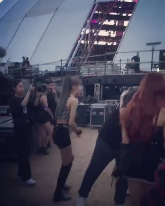 ช็อตเด็ด "วิล สมิธ" สวมกอด 4 สาว "BLACKPINK"