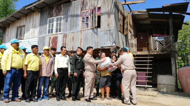 พายุหอบหลังคาโกดังร่วงทับบ้านเสียหาย!!