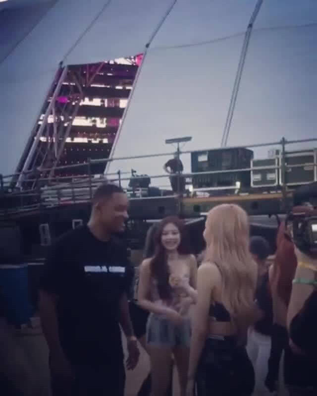 ช็อตเด็ด "วิล สมิธ" สวมกอด 4 สาว "BLACKPINK"