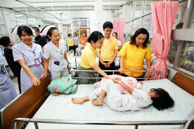 ลูกสาววัย 7 ขวบเหยื่อพ่อเลี้ยงปาดคอแม่ ปลอดภัยแล้ว