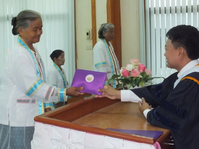 ตายายโคราช 53 ชีวิต สุดปลื้มสวมชุดครุยรับปริญญาชีวิต