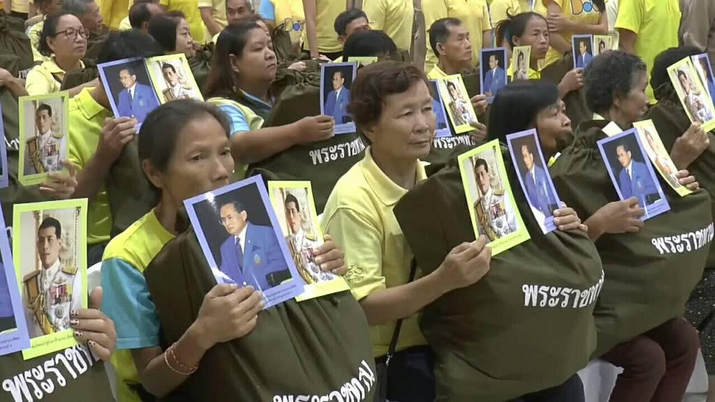 ผู้แทนพระองค์มอบสิ่งของพระราชทาน ช่วยผู้ประสบวาตภัยที่พะเยา