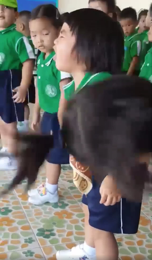 มันอยู่ในสายเลือด! หนูน้อยร้อง "เพลงชาติ" ได้อินแบบสุดๆ