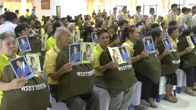 ผู้แทนพระองค์มอบสิ่งของพระราชทาน ช่วยผู้ประสบวาตภัยที่พะเยา