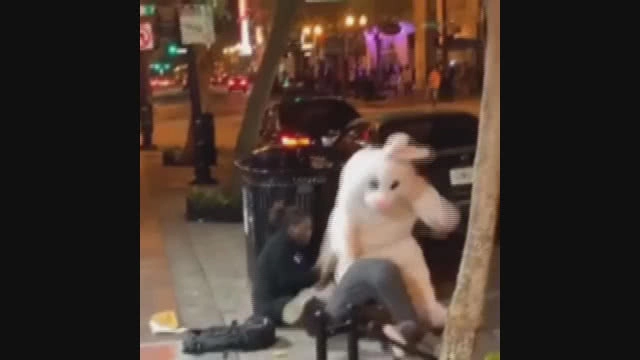 กระต่ายสายโหด! รัวหมัดใส่ชายที่กำลังทำร้ายหญิงสาวกลางถนน