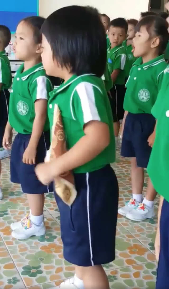 มันอยู่ในสายเลือด! หนูน้อยร้อง "เพลงชาติ" ได้อินแบบสุดๆ
