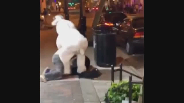 กระต่ายสายโหด! รัวหมัดใส่ชายที่กำลังทำร้ายหญิงสาวกลางถนน