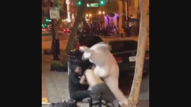 กระต่ายสายโหด! รัวหมัดใส่ชายที่กำลังทำร้ายหญิงสาวกลางถนน