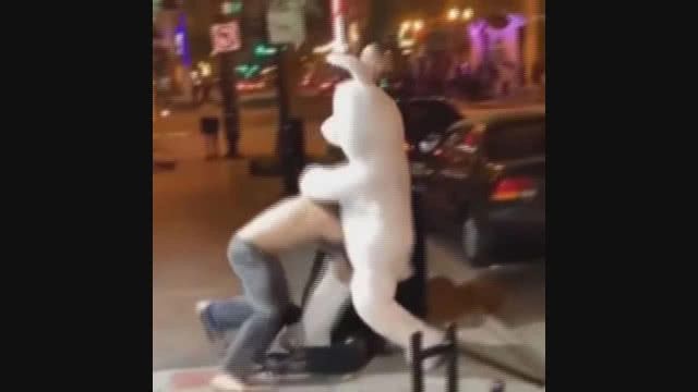 กระต่ายสายโหด! รัวหมัดใส่ชายที่กำลังทำร้ายหญิงสาวกลางถนน