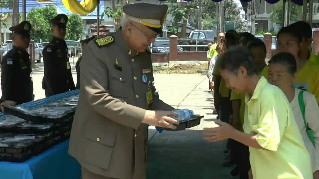 ผู้แทนพระองค์มอบสิ่งของพระราชทาน ช่วยผู้ประสบวาตภัยที่พะเยา
